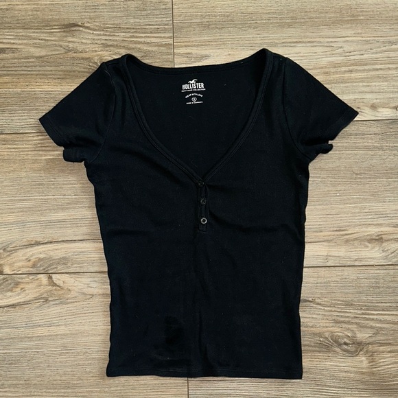 Hollister Black Fitted Buttoned T-Shirt - Picture 4 of 6